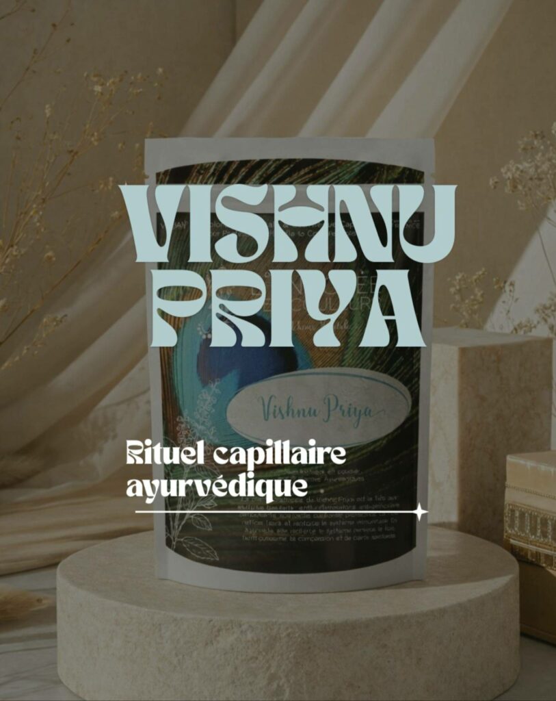 Un emballage de produit capillaire nommé 'Vishnu Priya' avec l'inscription 'Rituel capillaire ayurvédique', posé sur un socle clair dans une ambiance douce et naturelle.
