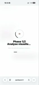 Écran de chargement QuickPost affichant "Phase 1/2 Analyse visuelle..." avec une icône d'œil, symbolisant le traitement vidéo pour une communication digitale.