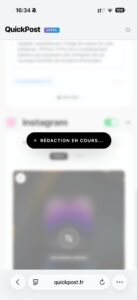 Capture d'écran de l'application mobile QuickPost ULTRA montrant une interface de rédaction de contenu vidéo assistée par IA, avec le message 'RÉDACTION EN COURS...' et l'URL quickpost.fr.